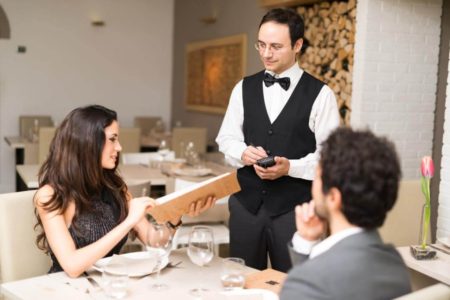 nhân viên phục vụ nhà hàng
