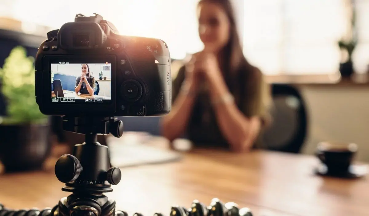 Hướng dẫn chi tiết Cách làm video phỏng vấn để thu hút nhà tuyển dụng tốt nhất
