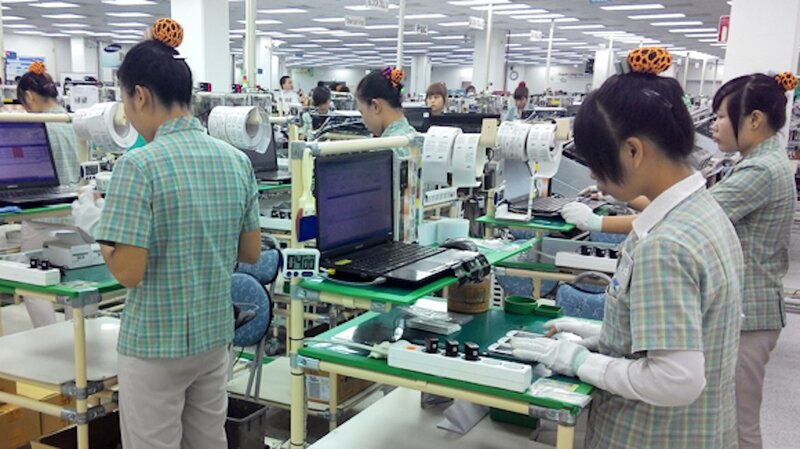 Công nhân sản xuất làm việc tại Samsung