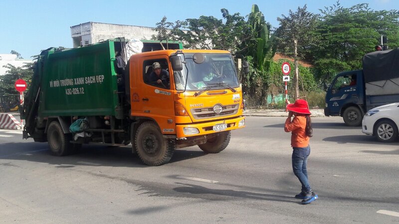 công nhân lái xe tải rác