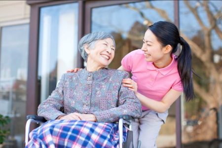 Công việc chăm sóc người già là gì? Tìm việc chăm sóc người già có khó không?