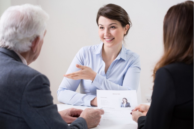 Tại sao nhiều nhà tuyển dụng trò chuyện gần gũi với ứng viên trước buổi phỏng vấn?