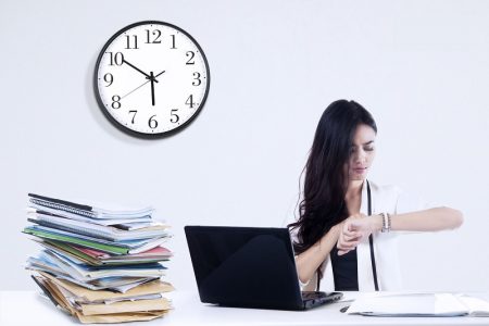 Dân công sở nên rời văn phòng đúng giờ hay về muộn để thể hiện sự chăm chỉ?